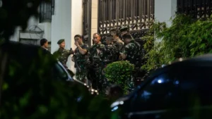 TNI jaga kediaman Jaksa Agung Tindak Pidana Khusus Kejaksaan Agung, Febrie Adriansyah, di Kebayoran Baru, Jakarta, Rabu (8/7/2026).