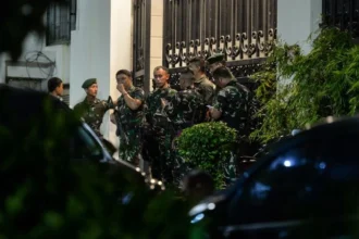 TNI jaga kediaman Jaksa Agung Tindak Pidana Khusus Kejaksaan Agung, Febrie Adriansyah, di Kebayoran Baru, Jakarta, Rabu (8/7/2026).