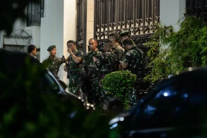 TNI jaga kediaman Jaksa Agung Tindak Pidana Khusus Kejaksaan Agung, Febrie Adriansyah, di Kebayoran Baru, Jakarta, Rabu (8/7/2026).