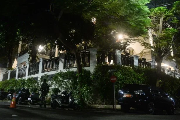Suasana rumah Jampidsus Kejagung Febrie Adriansyah dijaga TNI.