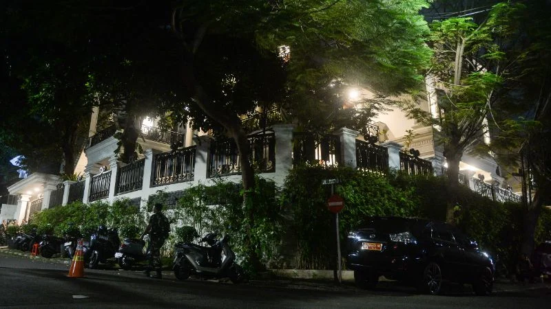 Suasana rumah Jampidsus Kejagung Febrie Adriansyah dijaga TNI.