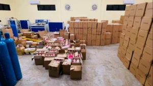 Ratusan tabung gas merek Whip Pink di dalam kardus.