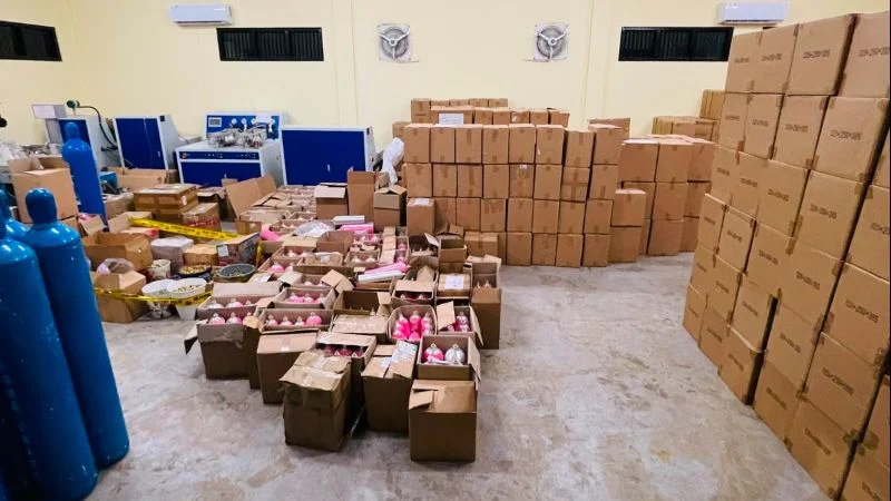 Ratusan tabung gas merek Whip Pink di dalam kardus.