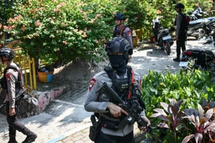 Personel Gegana Brimob Polda Metro Jaya berjaga saat proses penyisiran setelah adanya ancaman dugaan teror bom di SDN Srengseng Sawah 15 Pagi, Jagakarsa, Jakarta, Senin (13/7/2026).