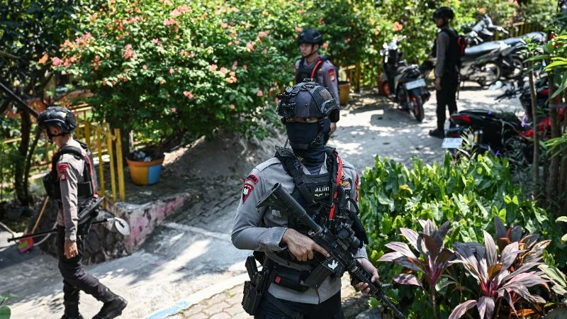 Personel Gegana Brimob Polda Metro Jaya berjaga saat proses penyisiran setelah adanya ancaman dugaan teror bom di SDN Srengseng Sawah 15 Pagi, Jagakarsa, Jakarta, Senin (13/7/2026).