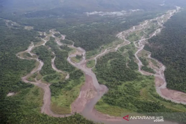 Sungai Ajkwa dialiri pasir sisa tambang (tailing) dari perusahaan Tambang Freeport Indonesia di Timika, Papua, Sabtu (14/2).