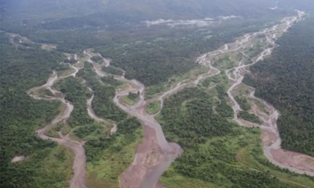 Sungai Ajkwa dialiri pasir sisa tambang (tailing) dari perusahaan Tambang Freeport Indonesia di Timika, Papua, Sabtu (14/2).
