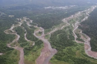 Sungai Ajkwa dialiri pasir sisa tambang (tailing) dari perusahaan Tambang Freeport Indonesia di Timika, Papua, Sabtu (14/2).