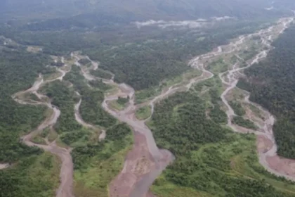 Sungai Ajkwa dialiri pasir sisa tambang (tailing) dari perusahaan Tambang Freeport Indonesia di Timika, Papua, Sabtu (14/2).