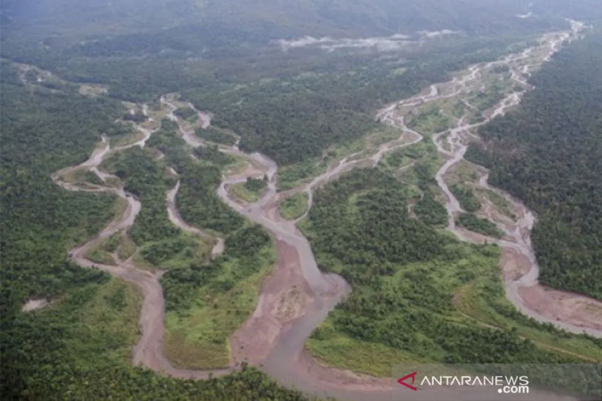 Sungai Ajkwa dialiri pasir sisa tambang (tailing) dari perusahaan Tambang Freeport Indonesia di Timika, Papua, Sabtu (14/2).