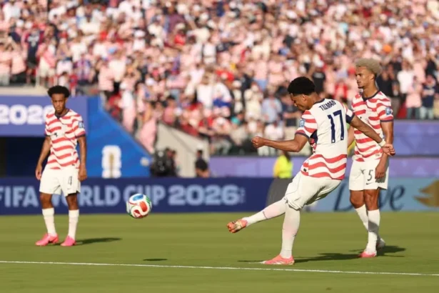 Timnas Amerika Serikat saat bertanding dengan Bosnia dan Herzegovina