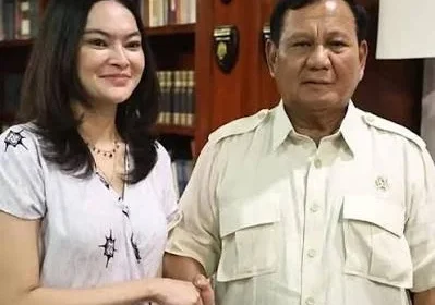 Presiden Prabowo Subianto dan Tenaga Ahli KSP Ulta Leverai Nababan. (Sumber: Instagram Ulta Levenia)