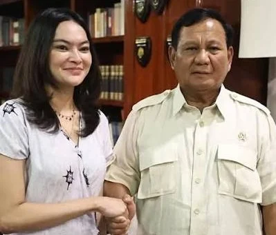 Presiden Prabowo Subianto dan Tenaga Ahli KSP Ulta Leverai Nababan. (Sumber: Instagram Ulta Levenia)