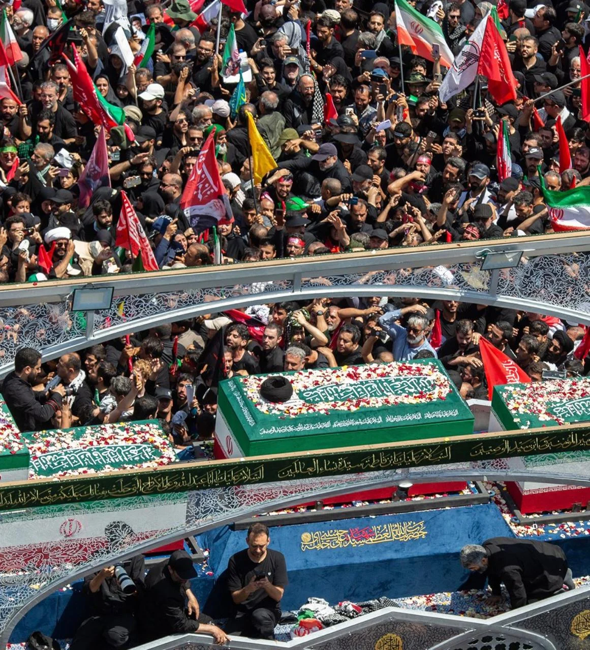 Prosesi pemakaman pemimpin tertinggi Ira, Ayatollah Ali Khamenei.