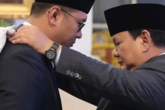 Presiden Prabowo Subianto memberikan Bintang Mahaputra Pratama kepada Wakil Menteri Pertanian, Sudaryono.