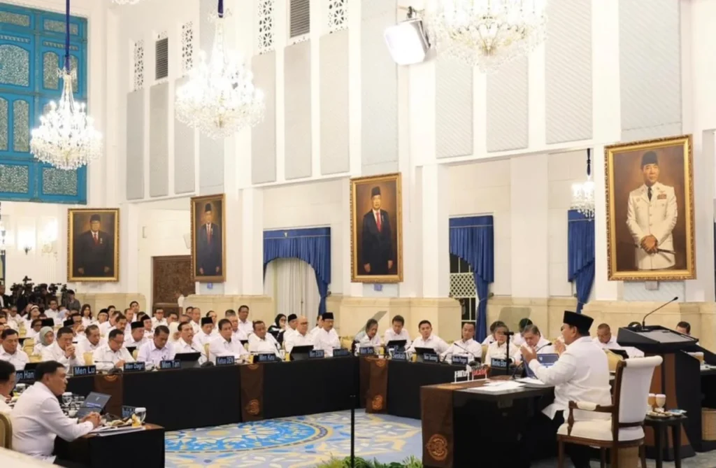 Presiden Prabowo Subianto saat memimpin rapat kabinet di Ostana Negara.