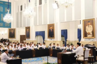 Presiden Prabowo Subianto saat memimpin rapat kabinet di Ostana Negara.