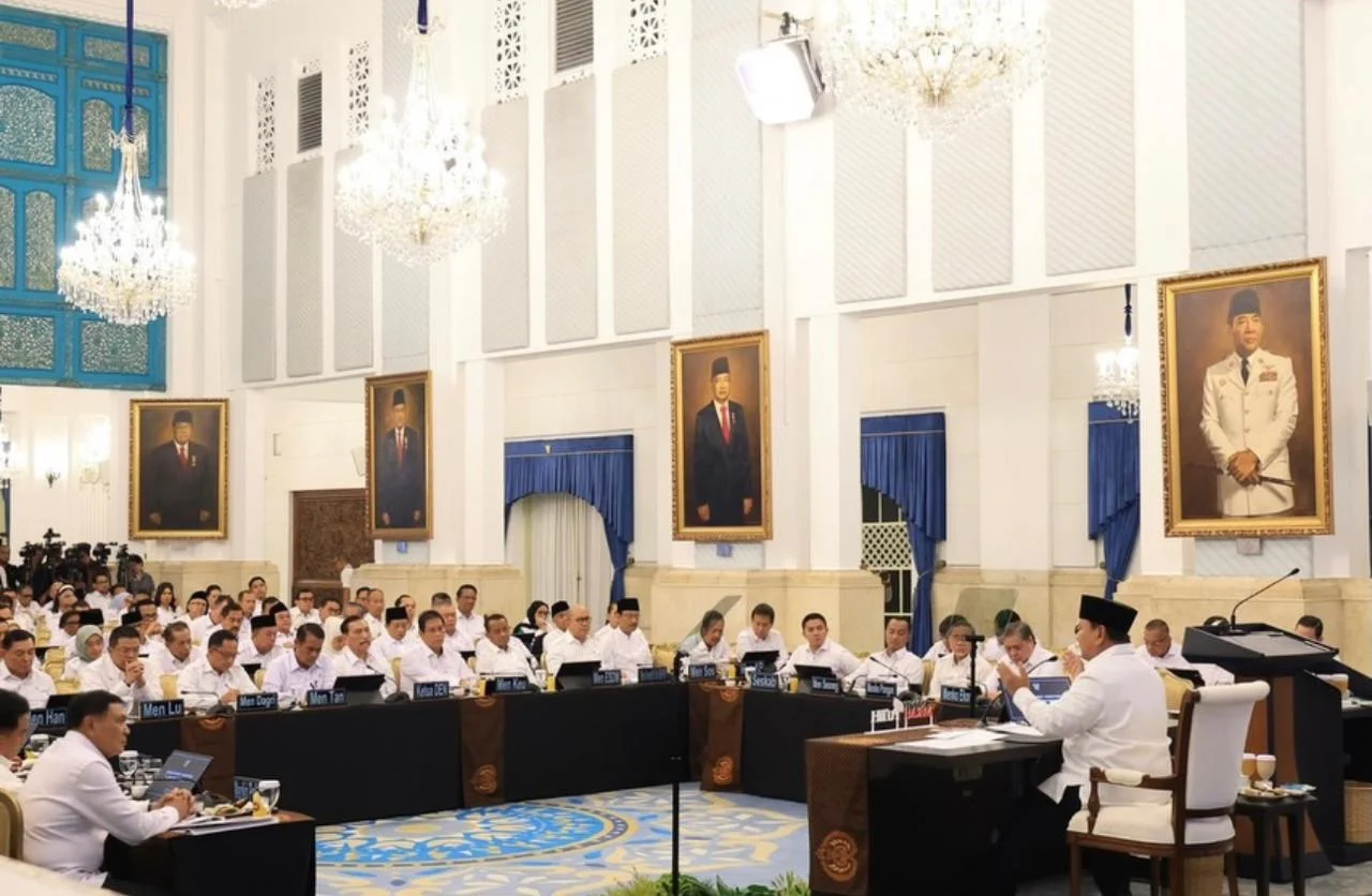 Presiden Prabowo Subianto saat memimpin rapat kabinet di Ostana Negara.
