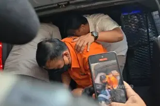 Tersangka advokat Don Ritto diserahkan ke Kejagung. (Sumber: Owrite/Rahmat Baihaqi)