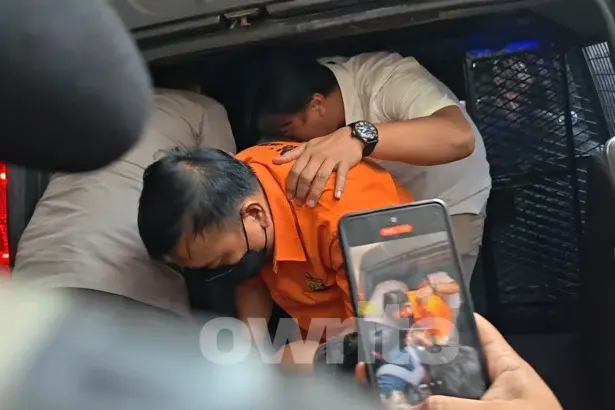 Tersangka advokat Don Ritto diserahkan ke Kejagung. (Sumber: Owrite/Rahmat Baihaqi)