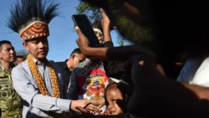 Wakil Presiden Gibran Rakabuming Raka (kiri) menyapa warga dan pekerja saat meninjau perkebunan di Kabupaten Manokwari Selatan, Papua Barat.