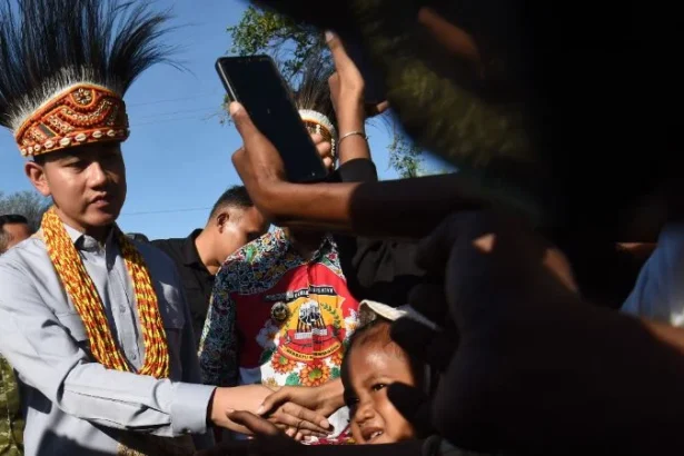 Wakil Presiden Gibran Rakabuming Raka (kiri) menyapa warga dan pekerja saat meninjau perkebunan di Kabupaten Manokwari Selatan, Papua Barat.