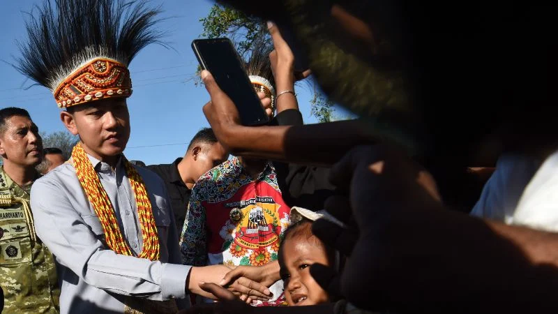Wakil Presiden Gibran Rakabuming Raka (kiri) menyapa warga dan pekerja saat meninjau perkebunan di Kabupaten Manokwari Selatan, Papua Barat.