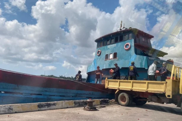 Para pekerja yang memindahkan barang-barang perdagangan di pelabuhan Tanjung Pinang Kepulauan Riau. (Sumber: Owrite/Dusep Malik)
