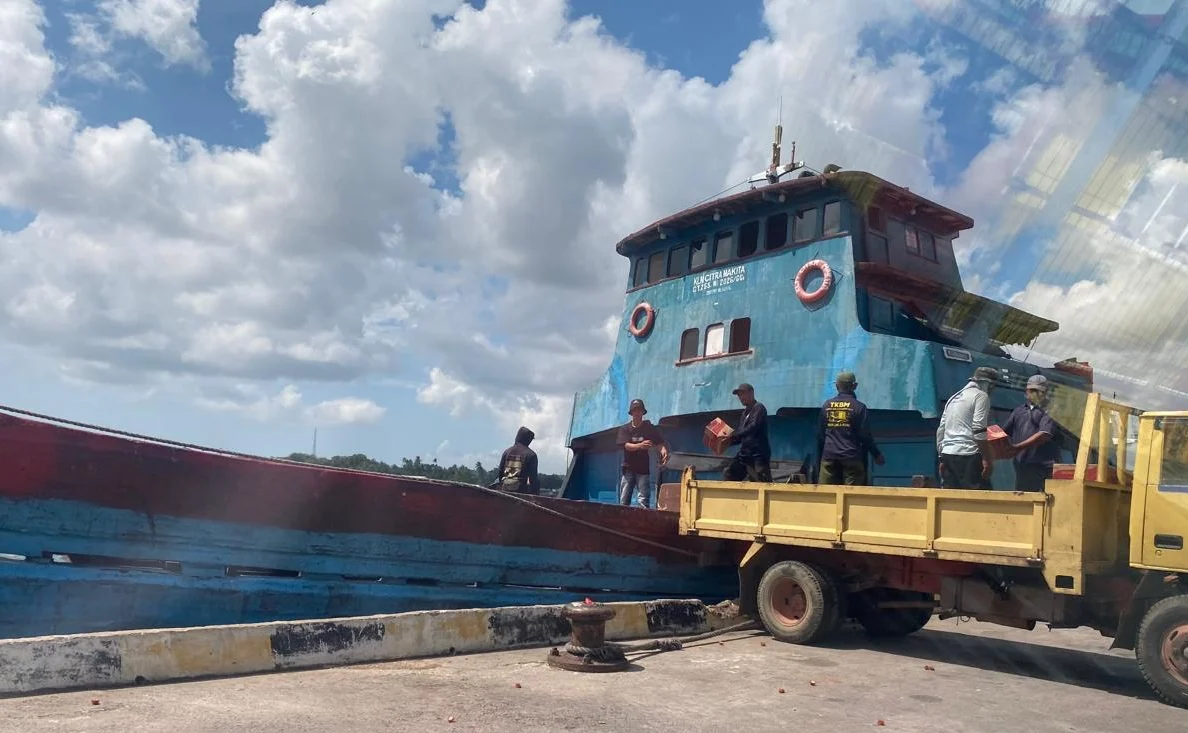 Para pekerja yang memindahkan barang-barang perdagangan di pelabuhan Tanjung Pinang Kepulauan Riau. (Sumber: Owrite/Dusep Malik)