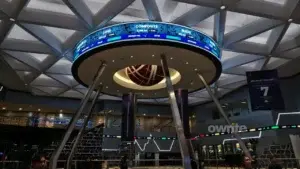 Situasi Bursa Efek Indonesia dan papan IHSG. (Sumber: Owrite/Anisa Aulia)