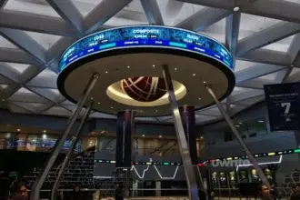 Situasi Bursa Efek Indonesia dan papan IHSG. (Sumber: Owrite/Anisa Aulia)