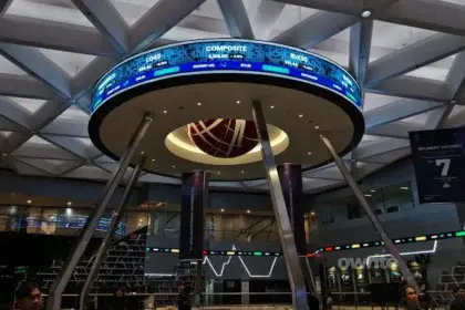 Situasi Bursa Efek Indonesia dan papan IHSG. (Sumber: Owrite/Anisa Aulia)