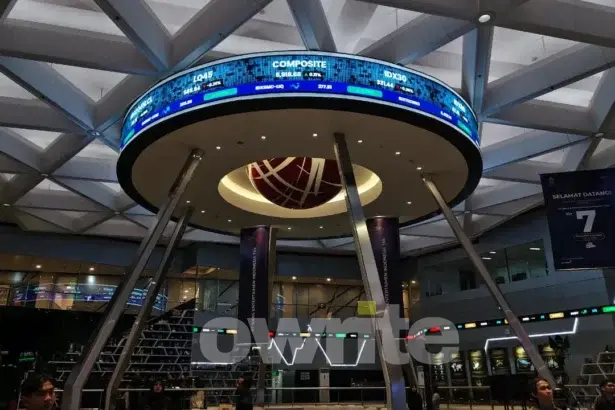 Situasi Bursa Efek Indonesia dan papan IHSG. (Sumber: Owrite/Anisa Aulia)