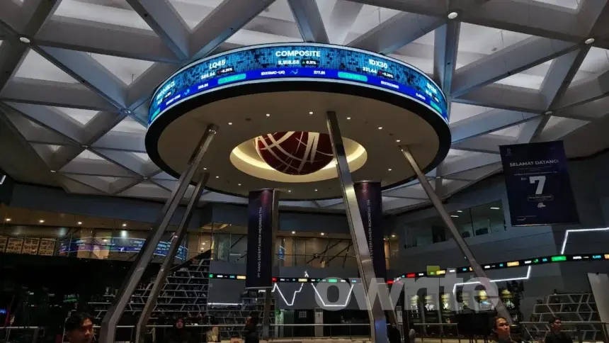 Situasi Bursa Efek Indonesia dan papan IHSG. (Sumber: Owrite/Anisa Aulia)