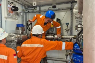 Para Perwira Elnusa saat melakukan implementasi CEOR offshore pertama di Indonesia. (Sumber: Elnusa)