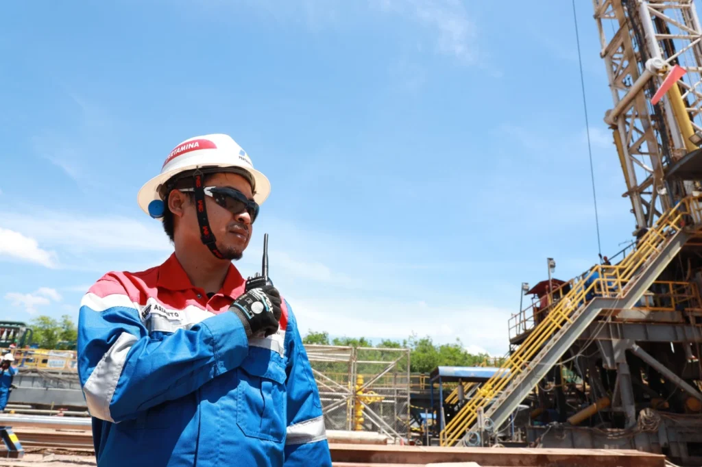 Perwira PHE saat berada dilokasi pengeboran minyak. (Sumber: Pertamina)