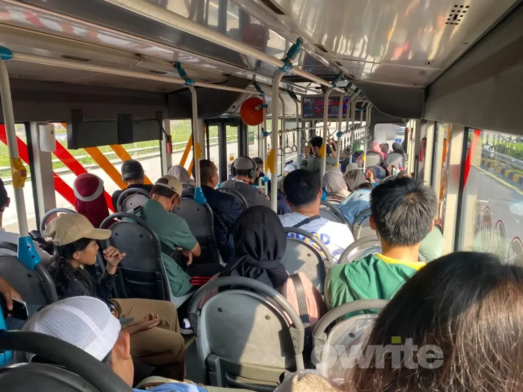 Para penumpang di TransJakarta rute Bandara Soetta-Blok M. (Sumber: Owrite/Dusep Malik)