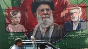 Rakyat Iran bentangkan spanduk eks Pemimpin Tertinggi Iran Ali Khamenei.