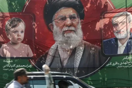 Rakyat Iran bentangkan spanduk eks Pemimpin Tertinggi Iran Ali Khamenei.