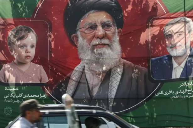 Rakyat Iran bentangkan spanduk eks Pemimpin Tertinggi Iran Ali Khamenei.