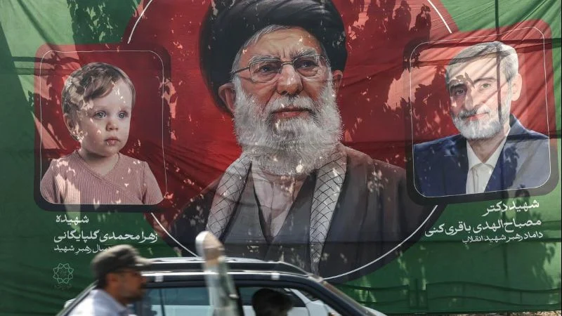 Rakyat Iran bentangkan spanduk eks Pemimpin Tertinggi Iran Ali Khamenei.