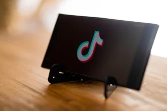 Logo TikTok dalam sebuah ponsel.