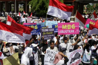 Massa dari Forum Komunikasi MBG Sidoarjo Bersatu membawa poster saat melakukan aksi damai di depan Pendopo Delta Wibawa, Sidoarjo, Jawa Timur, Senin (29/6/2026).