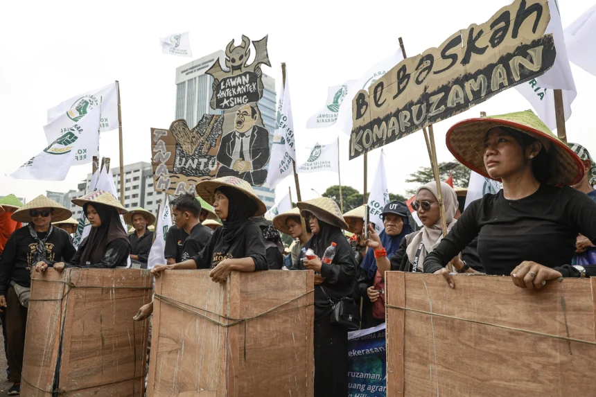 Massa yang tergabung dalam Koalisi Nasional Reforma Agraria (KNARA) melakukan aksi mengecor badan di depan Kompleks Parlemen, Senayan, Jakarta, Senin (22/6/2026).