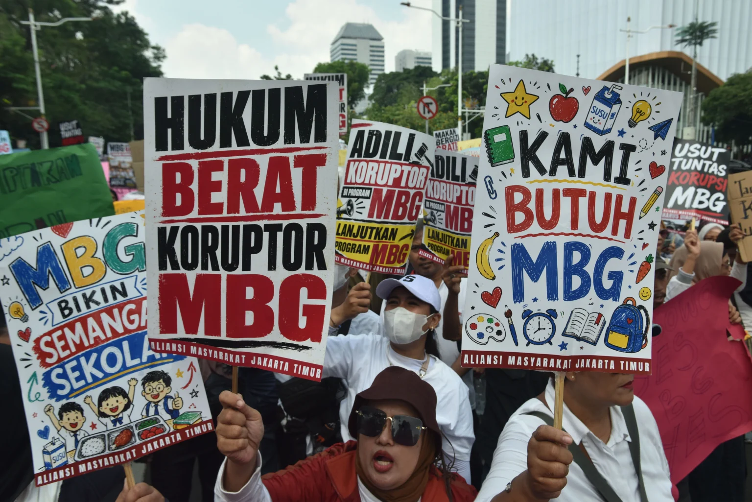 Massa dari Aliansi Masyarakat Jakarta Timur memegang poster saat berunjuk rasa di Jakarta, Rabu (17/6/2026).