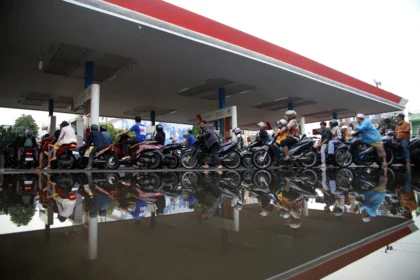 Pengendara antre membeli BBM jenis pertalite di salah satu SPBU di Medan, Sumatera Utara, Kamis (16/7/2026).