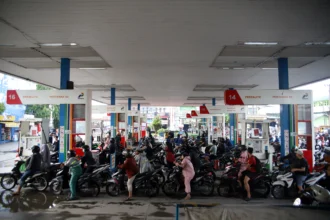 Pengendara antre membeli BBM jenis pertalite di salah satu SPBU di Medan, Sumatera Utara, Kamis (16/7/2026). PT Pertamina Patra Niaga berupaya melakukan normalisasi antrean panjang dengan menambah jam operasional menjadi 24 jam dan menambah sebanyak 30 unit mobil tangki BBM untuk disalurkan ke sejumlah SPBU yang ada di wilayah Sumatera Utara. (ANTARA FOTO/Yudi Mana)