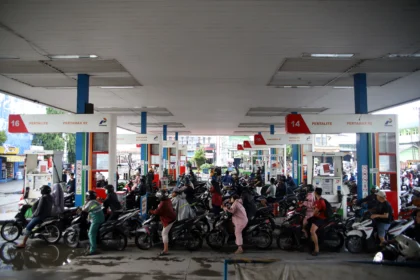 Pengendara antre membeli BBM jenis pertalite di salah satu SPBU di Medan, Sumatera Utara, Kamis (16/7/2026). PT Pertamina Patra Niaga berupaya melakukan normalisasi antrean panjang dengan menambah jam operasional menjadi 24 jam dan menambah sebanyak 30 unit mobil tangki BBM untuk disalurkan ke sejumlah SPBU yang ada di wilayah Sumatera Utara. (ANTARA FOTO/Yudi Mana)