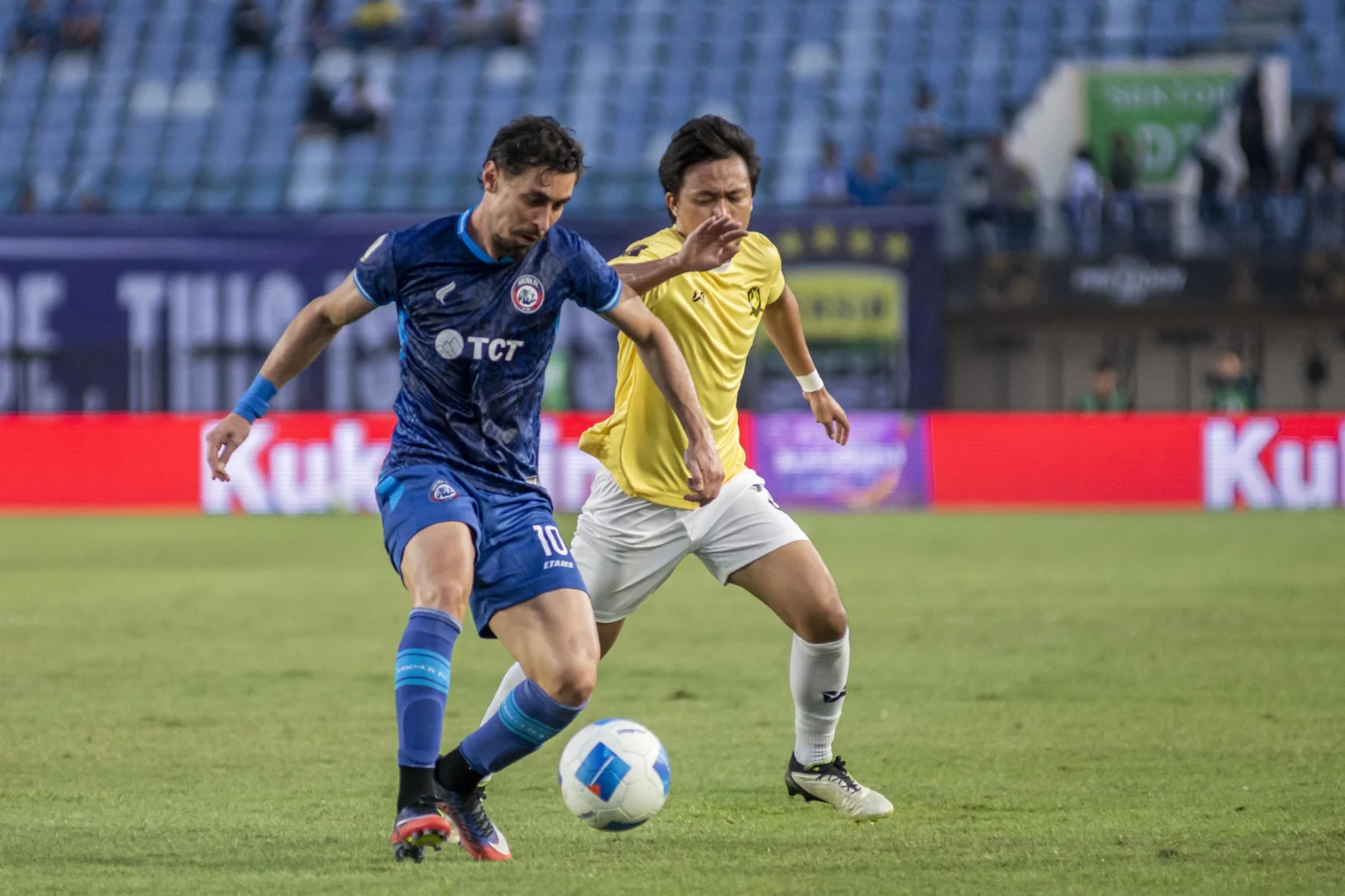 Pesepak bola Arema FC Gustavo Franca Amadio (kiri) berebut bola dengan pesepak bola Tampines Rovers FC Iman Hakim Bin Ibrahim (kanan) pada pertandingan Grup A Piala Presiden 2026 di Stadion Si Jalak Harupat, Kabupaten Bandung