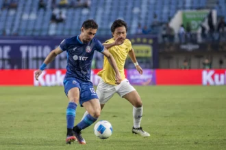 Pesepak bola Arema FC Gustavo Franca Amadio (kiri) berebut bola dengan pesepak bola Tampines Rovers FC Iman Hakim Bin Ibrahim (kanan) pada pertandingan Grup A Piala Presiden 2026 di Stadion Si Jalak Harupat, Kabupaten Bandung